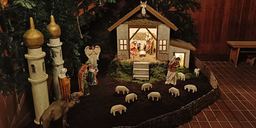 Handgeschnitzte Weihnachtskrippen-Ornamente Aus Holz – 4-teilig, Mehrschichtig & Mit Aufhänger